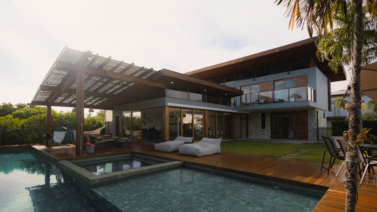Interior escultural de uma casa eco-luxo com vista para a natureza